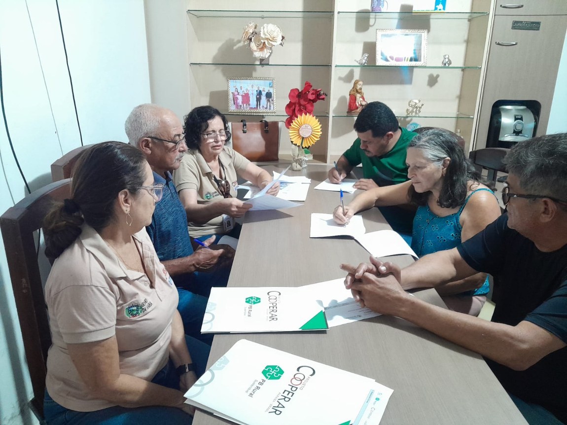 Prefeitura de Caraúbas assina pacto com Associação Comunitária Rural de Salinas